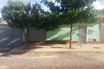 CASA COM BARRACÃO NO FUNDO - PONTO DE COMERCIO NA FRENTE