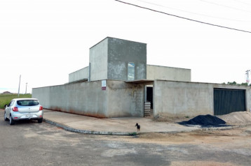 CASA EM FASE DE ACABEMENTO